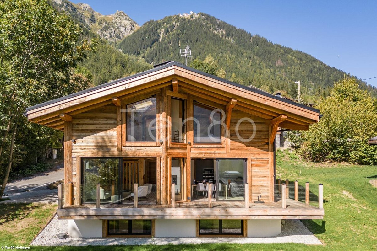 A house with a mountain in the background and the word tengo on the front