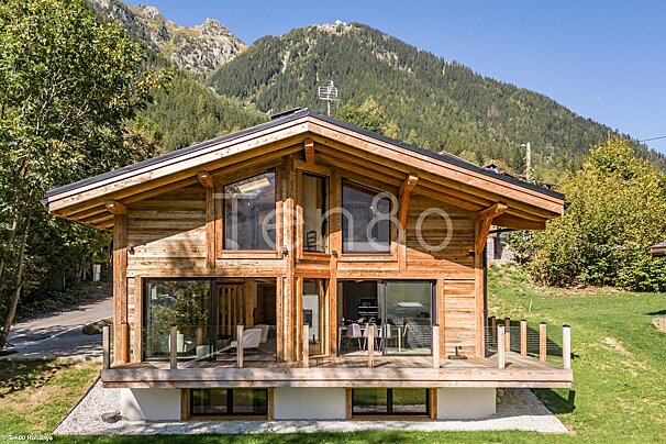 A house with a mountain in the background and the word tengo on the front