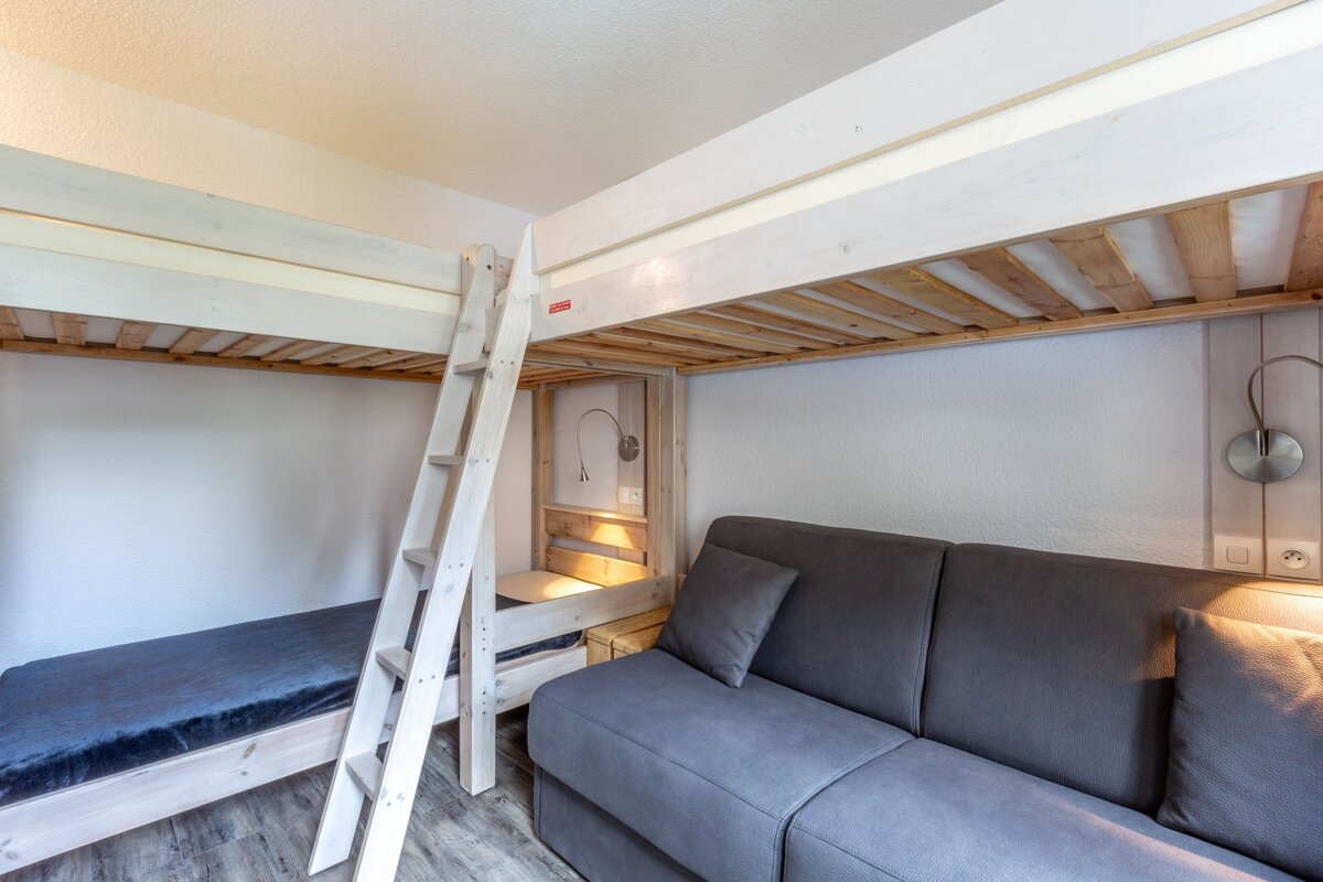 A kitchen with a dishwasher and a siemens oven