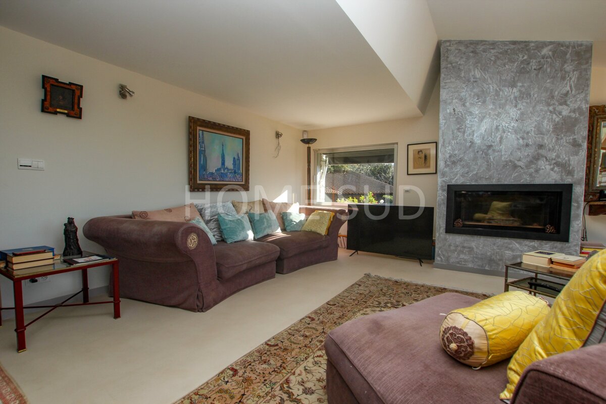 A living room with a fireplace and a sign that says homesud