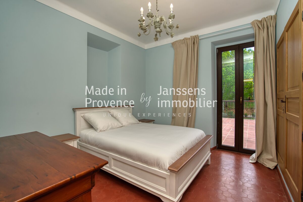 A bedroom with the words made in provence by immobilier on the wall