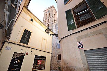 A building with a sign that says expo pell on it