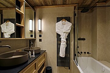 A bathroom with two sinks and a bathtub