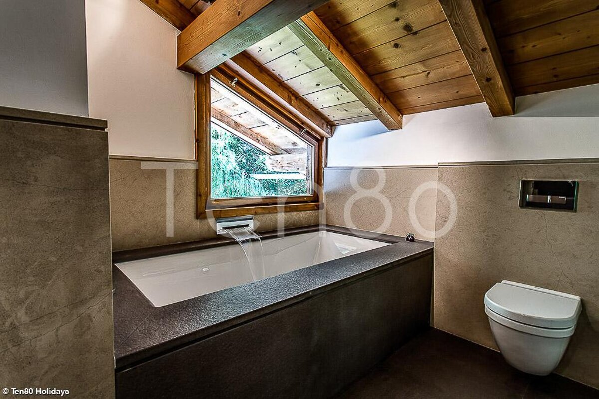 A bathroom with the number 80 on the wall