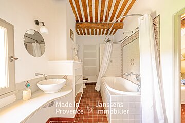 A bathroom that was made in provence by janssens immobilier