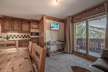 A living room with a flat screen tv on the wall