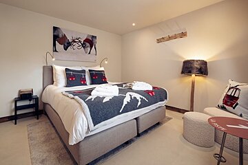 A bedroom with a bed and a pillow that says la piste