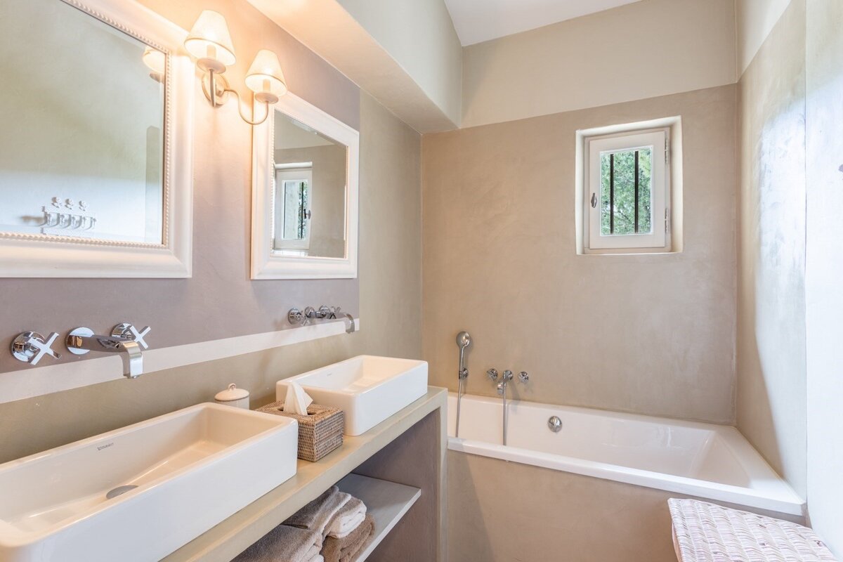 A bathroom with two sinks and a bathtub