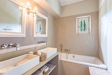 A bathroom with two sinks and a bathtub