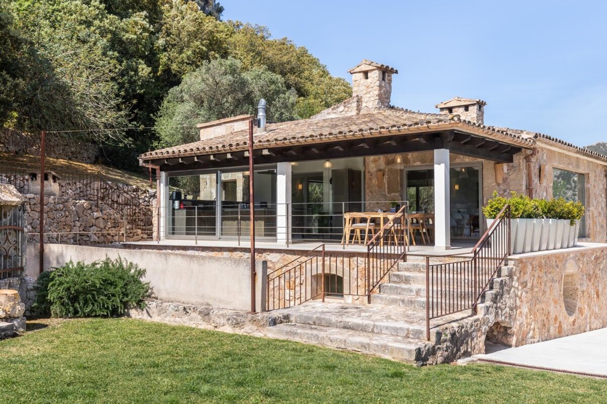 A house with a porch and stairs leading up to it