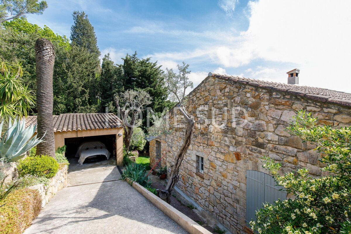 A stone building with the word home sud written on it