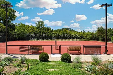 A tennis court with the words made in janssens provence on it