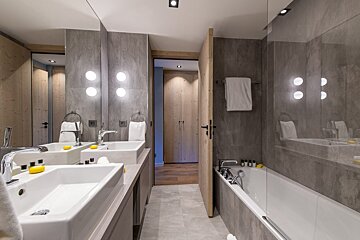 A bathroom with two sinks and a bathtub