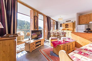 A living room with a clock on the wall that says ' montagne ' on it