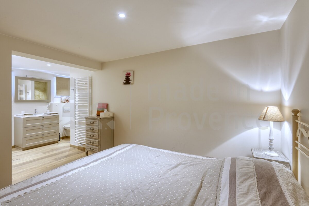 A bedroom with the word provence on the wall