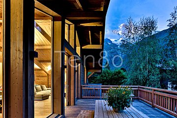 A balcony with a mountain in the background and a sign that says tendo