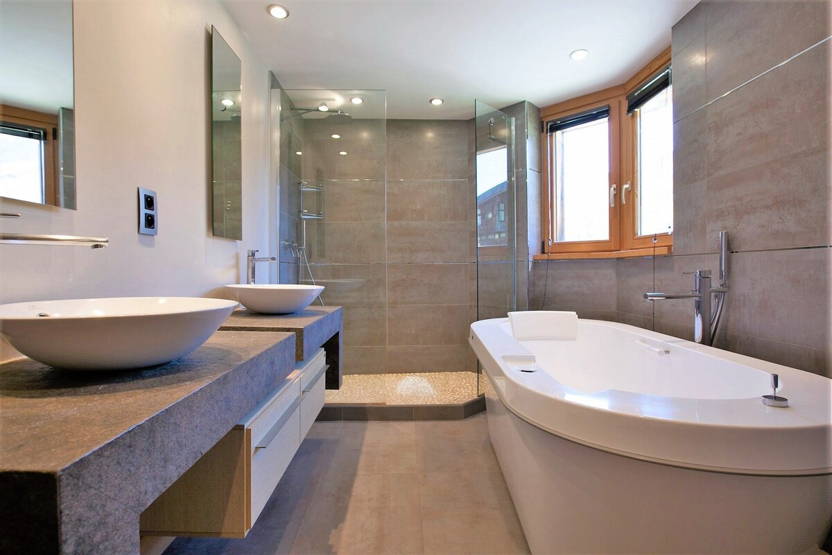 A bathroom with two sinks and a bathtub