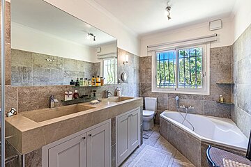 A bathroom with two sinks and a bathtub