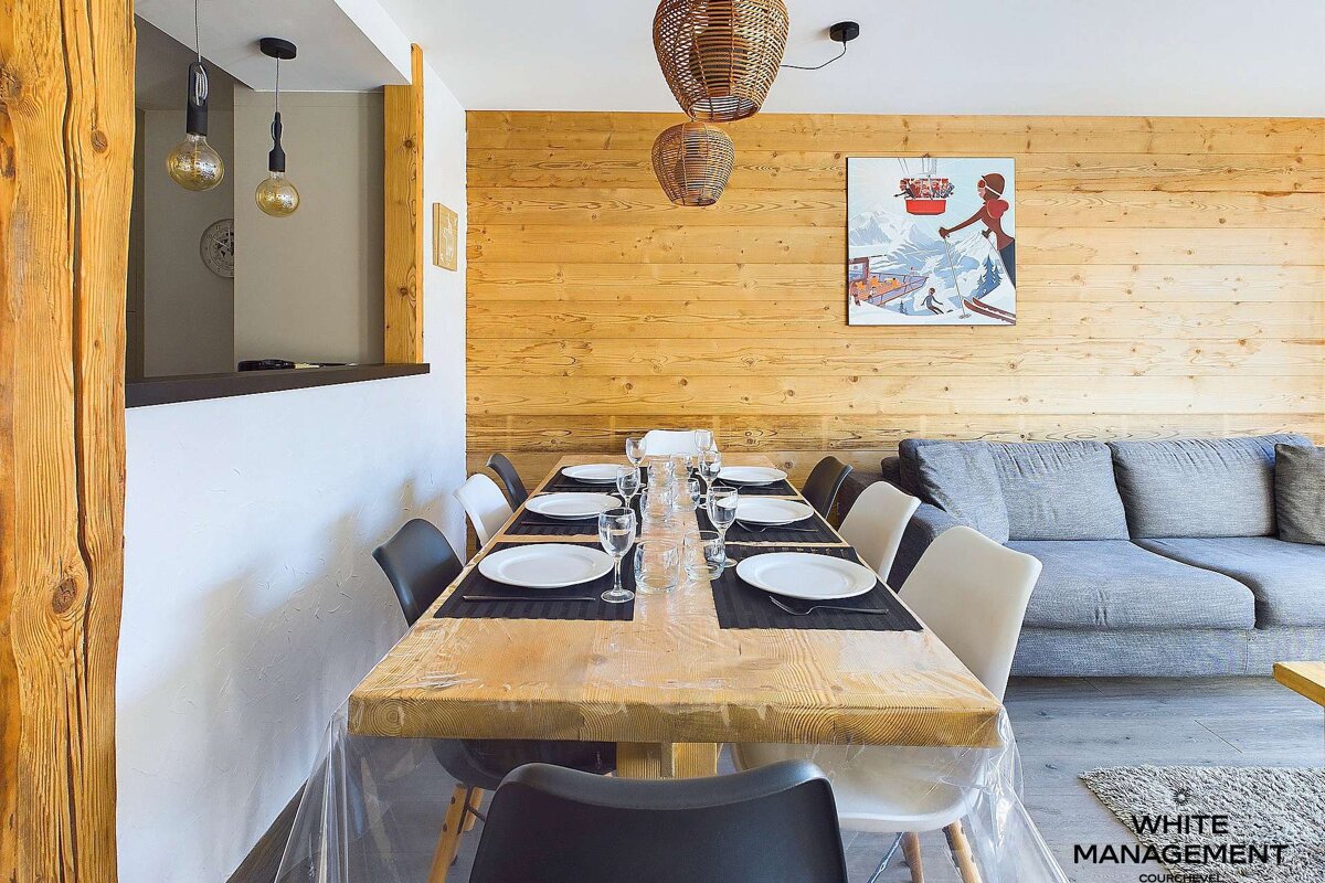 A bedroom with a painting on the wall that says ski de printemps