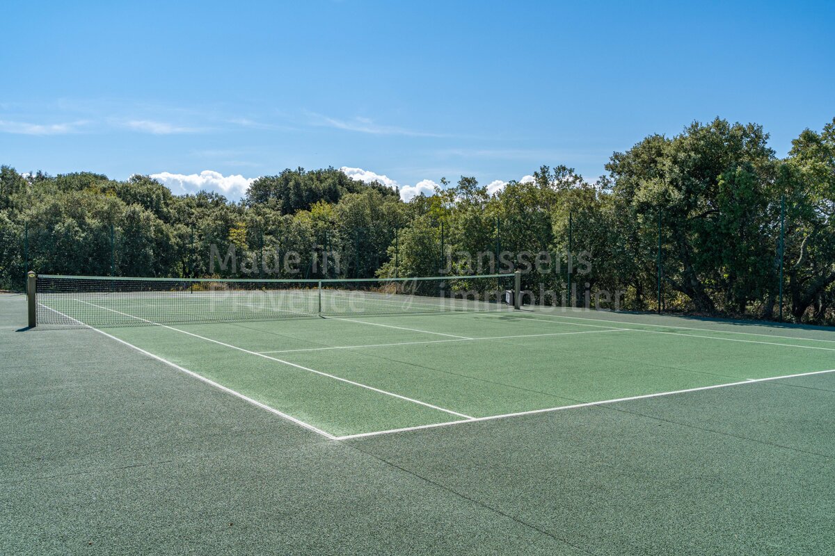 A tennis court with the words made in provence on it