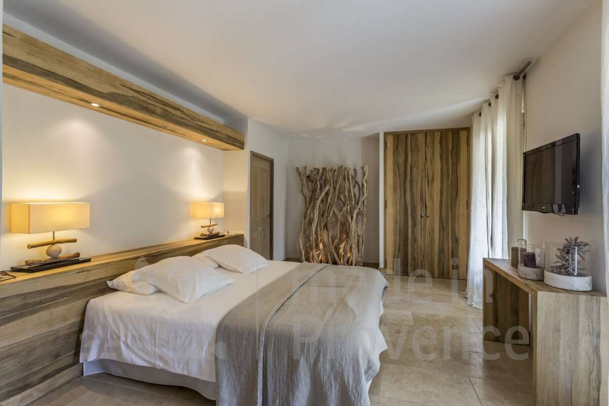 A bedroom with the word provence on the bottom