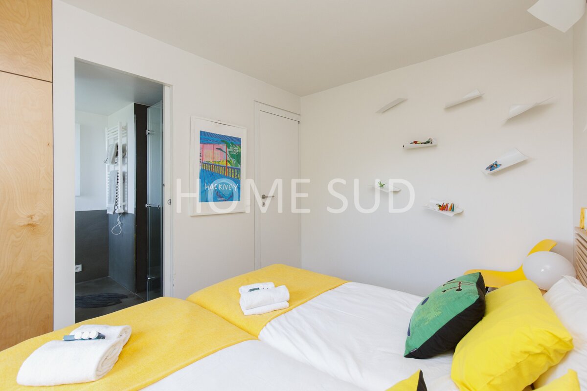 A bedroom with two beds and a sign that says home sud