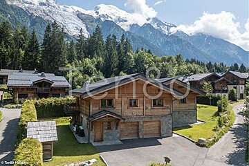A picture of a house with a mountain in the background taken by ton80 holidays
