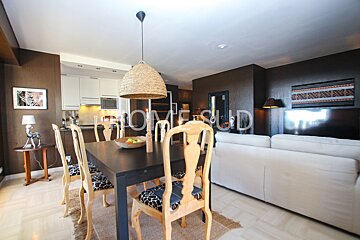 A living room with the word homesud on the wall