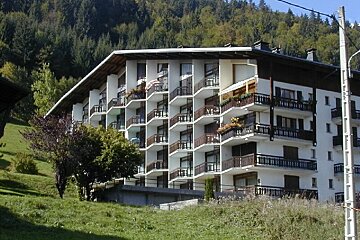 A building with the word restaurant on it