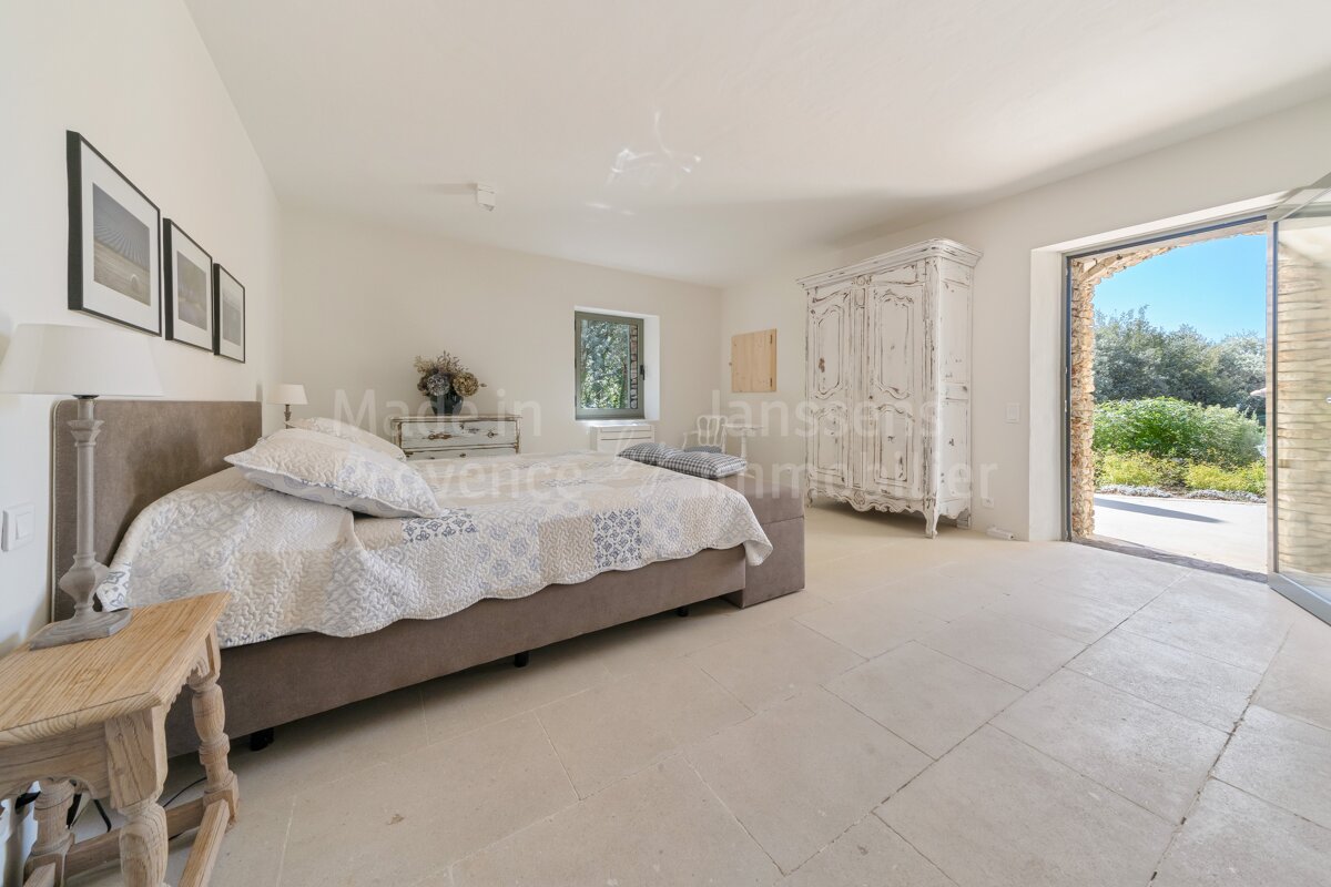 A bedroom with a bed and a wardrobe with the word janssen on it