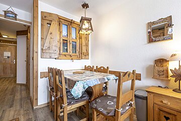 A room with a table and chairs and a sign that says hello