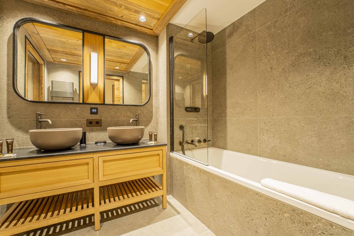 A bathroom with two sinks and a bathtub