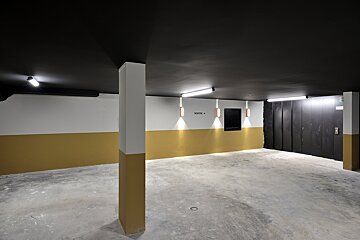 A parking garage with a sign that says sortie