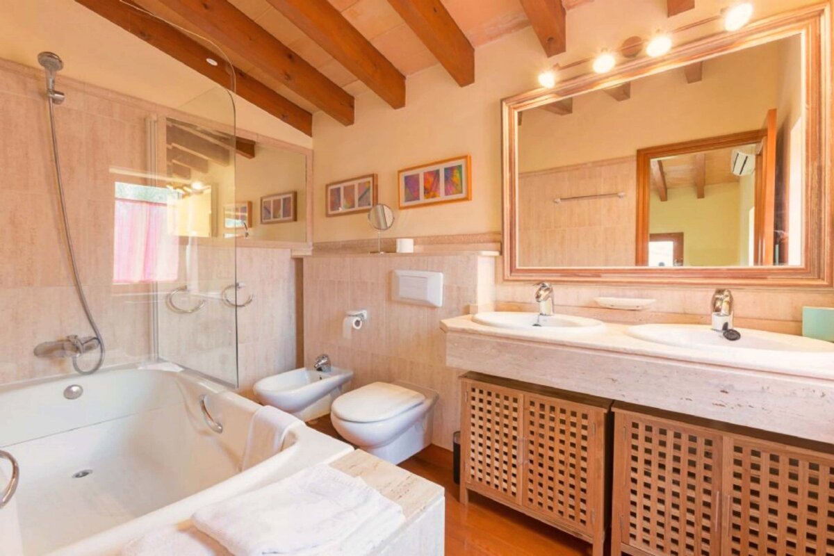 A bathroom with two sinks a toilet and a bathtub