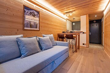 A living room with a couch and a picture on the wall that says montagne