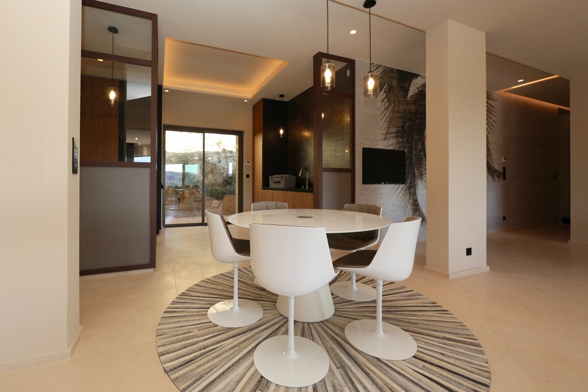A dining room with a round table and chairs