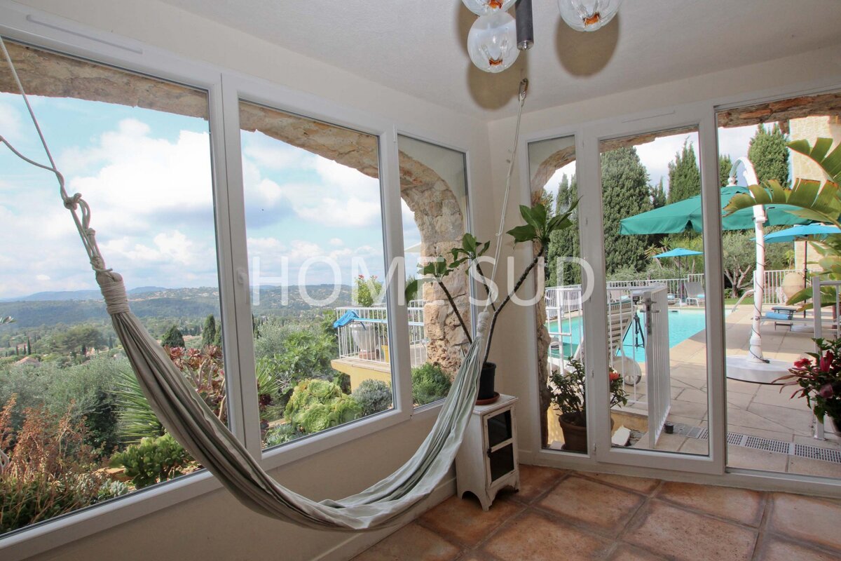 A room with a hammock and a sign that says home sud