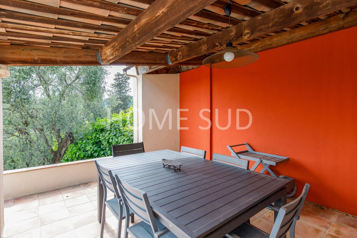 A patio with a table and chairs and a sign that says home sud