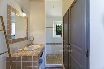 A bathroom with the word janssens on the door