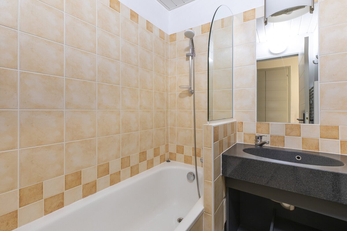 A bathroom with a bathtub and a sink