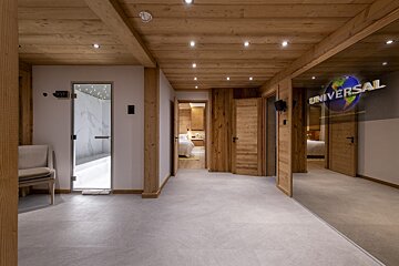 A hallway with a sign that says universal on it