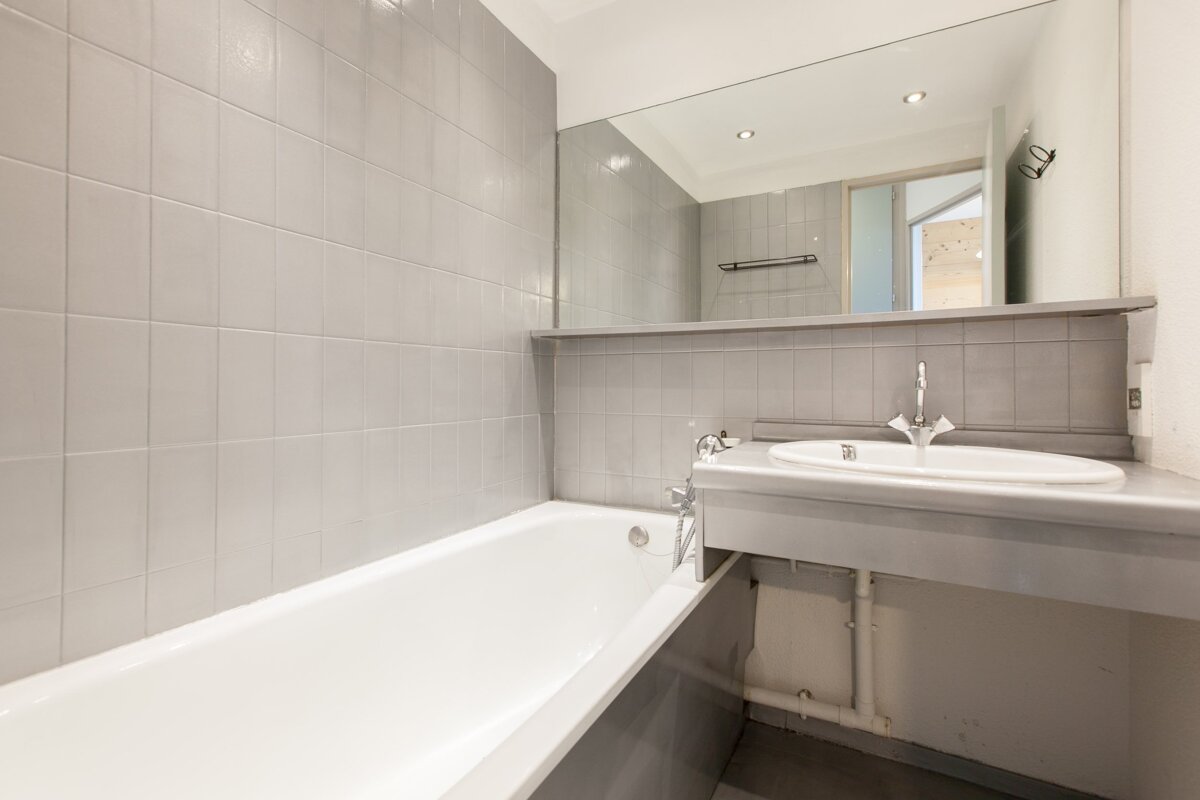 A bathroom with a bathtub and a sink