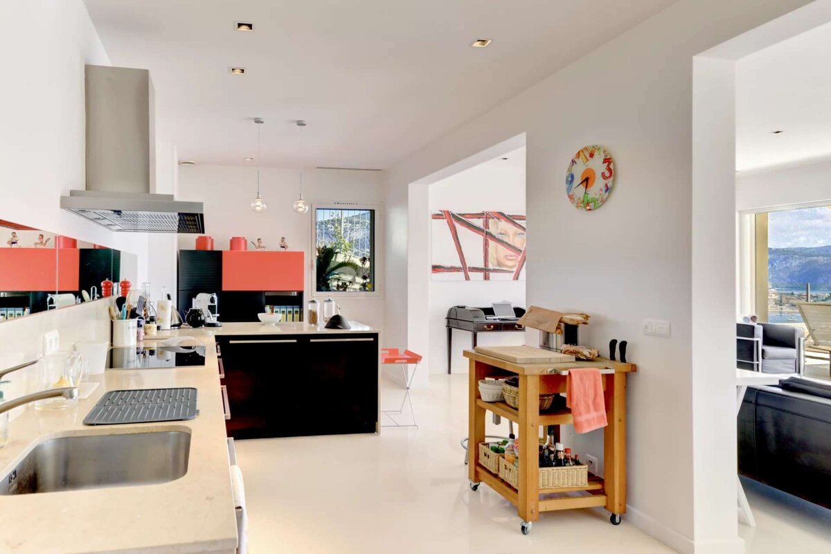 A kitchen with a clock on the wall that says 3:00