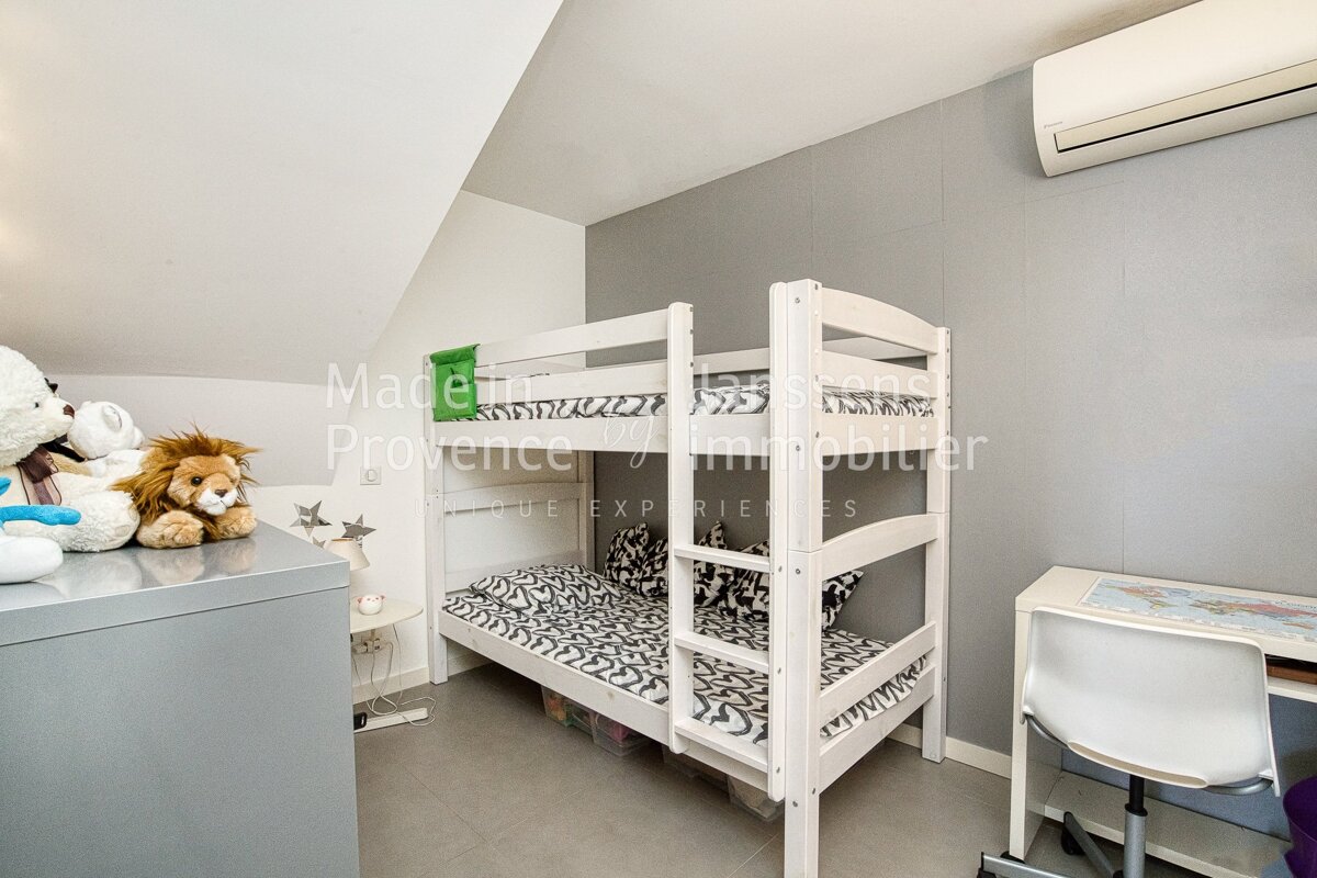 A bunk bed in a room with the word provence on the wall