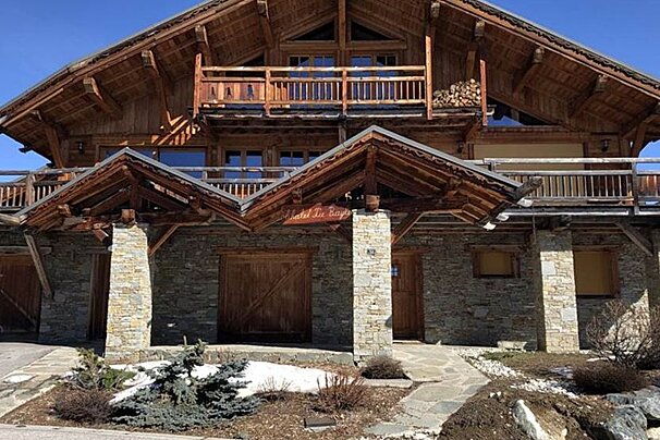 A large house with a sign that says hotel la neige