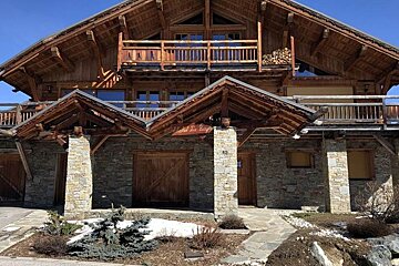 A large house with a sign that says hotel la neige