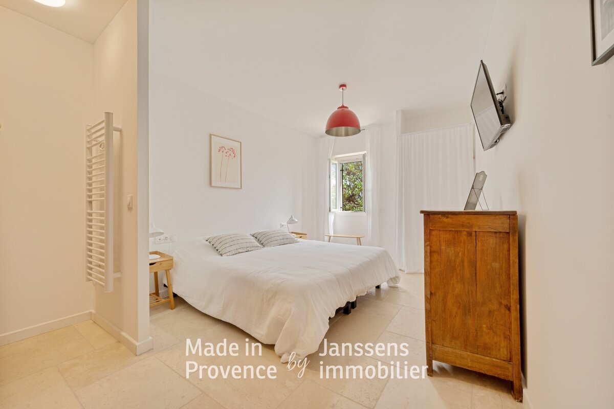 A bedroom that is made in provence by immobilier