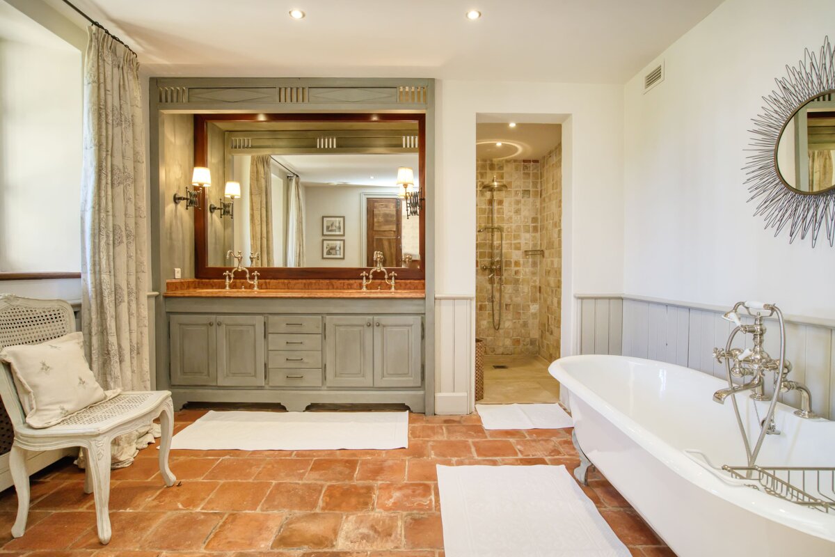A bathroom with two sinks and a bathtub