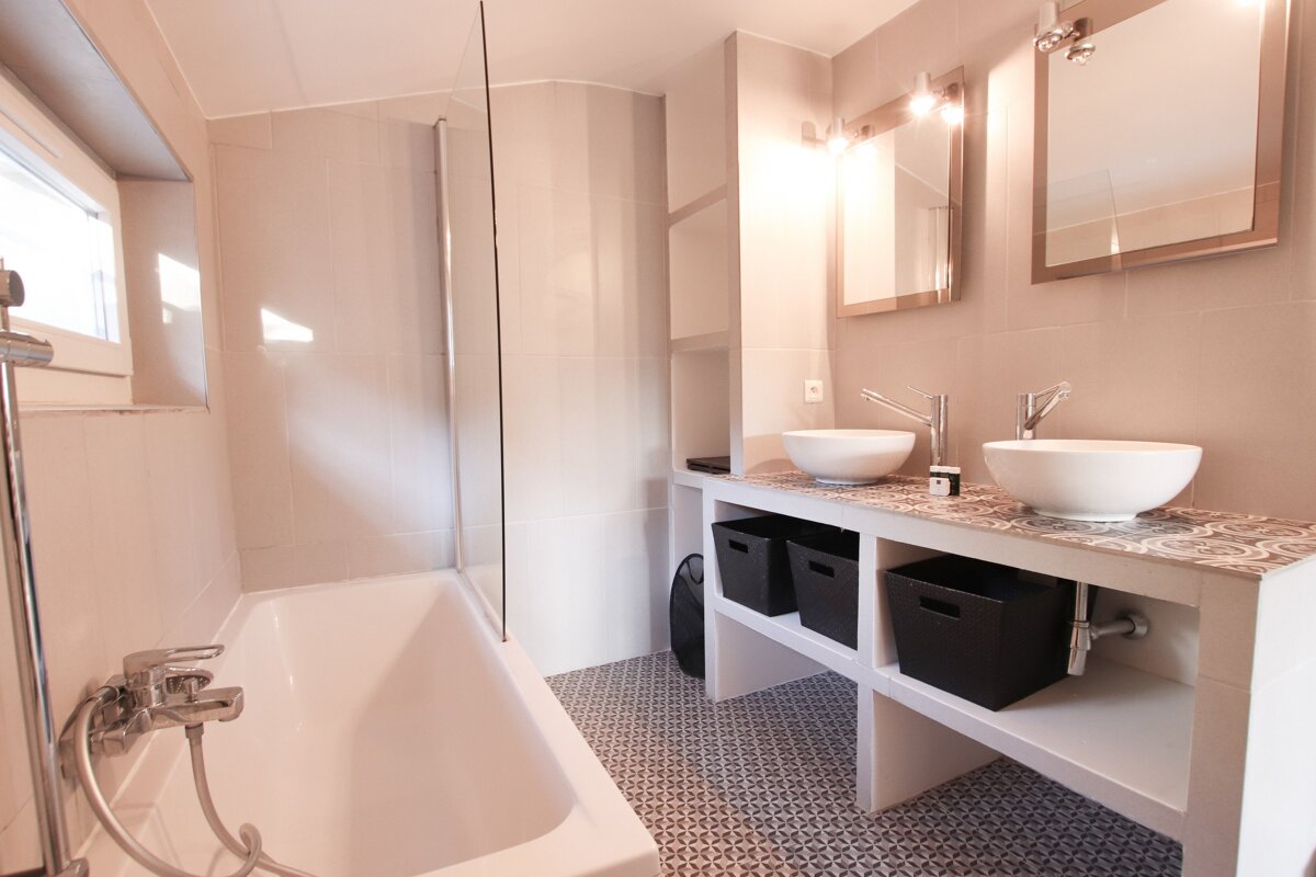 A bathroom with two sinks and a bathtub