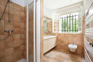A bathroom with two sinks and a toilet